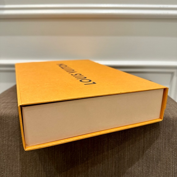 Authentic LOUIS VUITTON gift bag, box with tissue, ribbon, card/envelope, sleeve - Picture 4 of 16